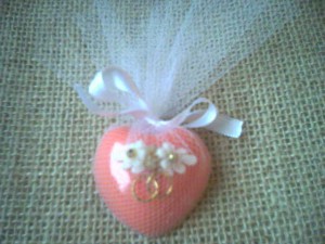 Coração com mini alianças de casamento